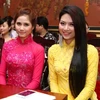 Hai trong số các thí sinh Hoa hậu các dân tộc Việt Nam lần thứ III tham dự họp báo sáng nay. (Ảnh: Minh Tuyết/Vietnam+)