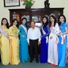 Các người đẹp từ cuộc thi Hoa hậu các Dân tộc Việt Nam 2013 chụp ảnh với lãnh đạo Bộ Văn hóa, Thể thao và Du lịch. (Nguồn ảnh: BTC)