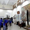 Thanh thiếu niên kiều bào tìm hiểu lịch sử phát triển dân tộc tại Bảo tàng lịch sử Việt Nam hồi tháng 7/2013. (Ảnh: Thế Anh/TTXVN)