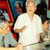 Giáo sư Phan Huy Lê chúc mừng Đại tướng Võ Nguyên Giáp thọ tuổi 90, năm 2001. (Ảnh: Nhiếp ảnh gia Trần Định)