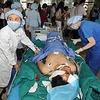 Cấp cứu một nạn nhân bị thương trong vụ bạo lực ở Urumqi. (Ảnh: THX/TTXVN). 