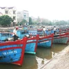 Ngư dân Quảng Bình neo đậu tàu thuyền tránh bão số 9. (Ảnh: Ngọc Châu/TTXVN).