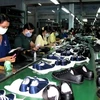 Công nhân sản xuất giày xuất khẩu. (Ảnh: Viết Ý/TTXVN).