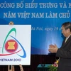 Phó Thủ tướng Phạm Gia Khiêm công bố biểu trưng của ASEAN 2010. (Ảnh: Nhan Sáng/TTXVN).