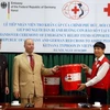 Đại sứ Đức tại Việt Nam trao tượng trưng số tiền và hàng cứu trợ cho Hội Chữ thập đỏ Việt Nam. (Ảnh: Dương Ngọc/TTXVN).