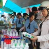 Người dân đến mua hàng tại phiên chợ hàng Việt. (Ảnh: Phương Vy/TTXVN).