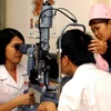 Sử dụng kính sinh hiển vi hiện đại khám, chẩn đoán bệnh về mắt tại Bệnh viện mắt Việt Nhật. (Ảnh: Hữu Oai/TTXVN). 