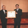 Đại sứ đặc mệnh toàn quyền Việt Nam tại Nhật Bản trao tặng Huy chương hữu nghị cho ông Takayoshi. (Ảnh: Thanh Tùng-Minh Sơn/Vietnam+)