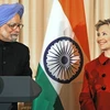 Ngoại trưởng Mỹ Hillary Clinton gặp Thủ tướng Ấn Độ Manmohan Singh ngày 24/11. (Ảnh: AFP/TTXVN). 