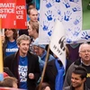 Cuộc tuần hành tại thủ đô London, Anh kêu gọi cộng đồng bảo vệ môi trường ngày 5/12. (Ảnh: AFP/TTXVN).