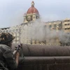 Binh sĩ Ấn Độ trong tư thế sẵn sàng chống lại các tay súng khủng bố ở khách sạn Taj Mahal ở Mumbai ngày 29/11/2008. (Ảnh: AFP/TTXVN).