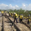 Công nhân đang thi công trên tuyến đường sắt ở Bình Định. (Ảnh: Viết Ý/TTXVN).