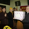 Chủ tịch Quốc hội Nguyễn Phú Trọng tặng quà cho Học viện Phật giáo Việt Nam. (Ảnh: Trí Dũng/TTXVN). 