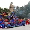 Màn biểu diễn múa rồng khai mạc lễ hội của các nghệ sĩ Nhà hát Tuồng Trung ương. (Ảnh: Thanh Hà/TTXVN). 