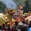 Múa rồng trong lễ khai hội tại chùa Thiên Trù. (Ảnh: Trọng Đức/TTXVN). 