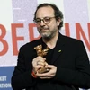 Đạo diễn Semih Kaplanoglu với giải thưởng Gấu Vàng dành cho bộ phim "Bal". (Ảnh: Reuters)