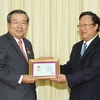 Chủ tịch Liên hiệp các tổ chức hữu nghị Việt Nam trao tặng kỷ niệm chương cho Đại sứ Hàn Quốc Im Hong Jae. (Ảnh: Doãn Tấn/TTXVN).