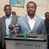 Ông Faure Gnassingbe tại một điểm bỏ phiếu ở Togo. (Ảnh: AP).
