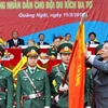 Chủ tịch nước Nguyễn Minh Triết trao danh hiệu Anh hùng Lực lượng Vũ trang Nhân dân cho Đội du kích Ba Tơ. (Ảnh: Thanh Long/TTXVN).