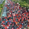 Những người áo đỏ biểu tình trên đường phố thủ đô Bangkok ngày 12/3. (Ảnh: AFP/TTXVN). 
