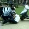 Hình ảnh trong một video clip nữ sinh đánh bạn được tung lên mạng Internet. (Ảnh: Internet).