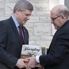 Đại sứ Jacobson trao cho Thủ tướng Harper thùng bia Yuengling. (Ảnh: Canadian Press).