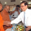 Chủ tịch nước Nguyễn Minh Triết thăm hỏi các chức sắc, sư sãi đồng bào Khmer tham dự buổi họp mặt. (Ảnh: Duy Khương/TTXVN).