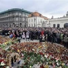 Người dân Ba Lan đặt hoa trước Phủ Tổng thống ở Warsaw khi nghe tin Tổng thống thiệt mạng. (Ảnh: AP).
