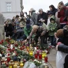 Người dân Ba Lan đặt hoa trước Phủ Tổng thống ở Warsaw khi nghe tin Tổng thống thiệt mạng. (Ảnh: Reuters).