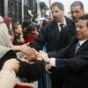 Chủ tịch nước Nguyễn Minh Triết thăm nhân dân đang sống tại đại lộ Hồ Chí Minh ở Algeria. (Ảnh: Nguyễn Khang/TTXVN). 
