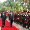 Tổng Bí thư Nông Đức Mạnh và Tổng Bí thư, Chủ tịch nước Lào duyệt đội danh dự sáng 13/4. (Ảnh: Phạm Văn Kiên/Vietnam+)