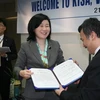 KISA đã trao tặng cho TTXVN một số bộ chương trình do KISA chủ trì sản xuất trong năm 2009. (Ảnh: Vietnam+).