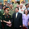 Chủ tịch nước Nguyễn Minh Triết gặp mặt thân mật các cựu chiến binh Sư đoàn 5. (Ảnh: Nguyễn Khang/TTXVN).