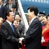 Đón Thủ tướng Nguyễn Tấn Dũng tại sân bay Lục Khẩu, Nam Kinh, Giang Tô. (Ảnh: Đức Tám/TTXVN). 
