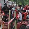 Những người biểu tình "áo đỏ" tại đường Silom ở thủ đô Bangkok ngày 25/4. (Ảnh: AFP/TTXVN). 