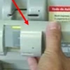Tội phạm gắn một khung giả lên bộ đọc thẻ của cây ATM. (Ảnh: Internet).