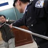 Một bảo vệ tại trường học ở Bắc Kinh đang luyện tập với một cây gậy chạc vốn thường dùng để kiểm soát đám đông. (Ảnh: Internet).