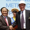 Tổng Giám đốc Metro Cash&Carry Việt Nam và ông Nguyễn Văn Thiện. (Ảnh: Metro Cash&Carry).