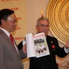 Nhà báo Hellmut Kapfenberger giới thiệu cuốn sách "Hồ Chí Minh - Một biên niên sử". (Ảnh: Văn Long/Vietnam+).