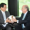 Chủ tịch FIFA Joseph Blatter tặng Chủ tịch nước Nguyễn Minh Triết quả bóng đá. (Ảnh: Nguyễn Khang/TTXVN).