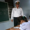 Chuẩn đô đốc Nguyễn Cộng Hòa ở lớp học trên đảo Trường Sa. (Ảnh: Minh Hưng (Vietnam+)
