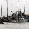 Cần cẩu vớt phần đuôi tàu PCC-772 Cheonan ngày 15/4. (Ảnh: AFP/TTXVN) 