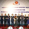 Các bộ trưởng lao động ASEAN và ba nước đối tác chụp ảnh chung. (Ảnh: Thống Nhất/TTXVN). 