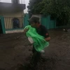 Một người dân ở Guatemala tránh bão. (Ảnh: AP).
