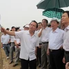 Lãnh đạo thành phố Hà Nội kiểm tra tiến độ dự án đường Lê Văn Lương kéo dài. (Ảnh: PV/Vietnam+) 