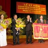 Phó Thủ tướng Trương Vĩnh Trọng trao cờ thi đua của Chính phủ cho tỉnh Yên Bái. (Ảnh: Báo Yên Bái)