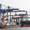Bốc xếp hàng container ở cảng Cát Lái. (Ảnh: Hà Thái/TTXVN).