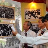 Các lãnh đạo tham quan triển lãm cuộc đời sự nghiệp của Luật sư, Chủ tịch Nguyễn Hữu Thọ. (Ảnh: Thanh Vũ/TTXVN).