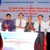 Phó Chủ tịch Quốc hội Huỳnh Ngọc Sơn (giữa) và các đại biểu phát lệnh khởi công dự án. (Ảnh: Duy Khương/TTXVN).