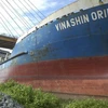 Tàu Vinashin Orient bị mắc kẹt vào gầm cầu Bính. (Ảnh: Tuấn Anh/TTXVN).
